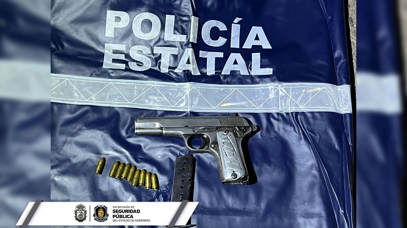 La Policía Estatal, en un punto de control en la carretera Tlapa-Puebla, arrestó a dos hombres que portaban un arma.