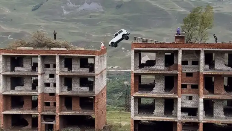 VIRAL: Cae al vacío en salto entre edificios y sobrevive