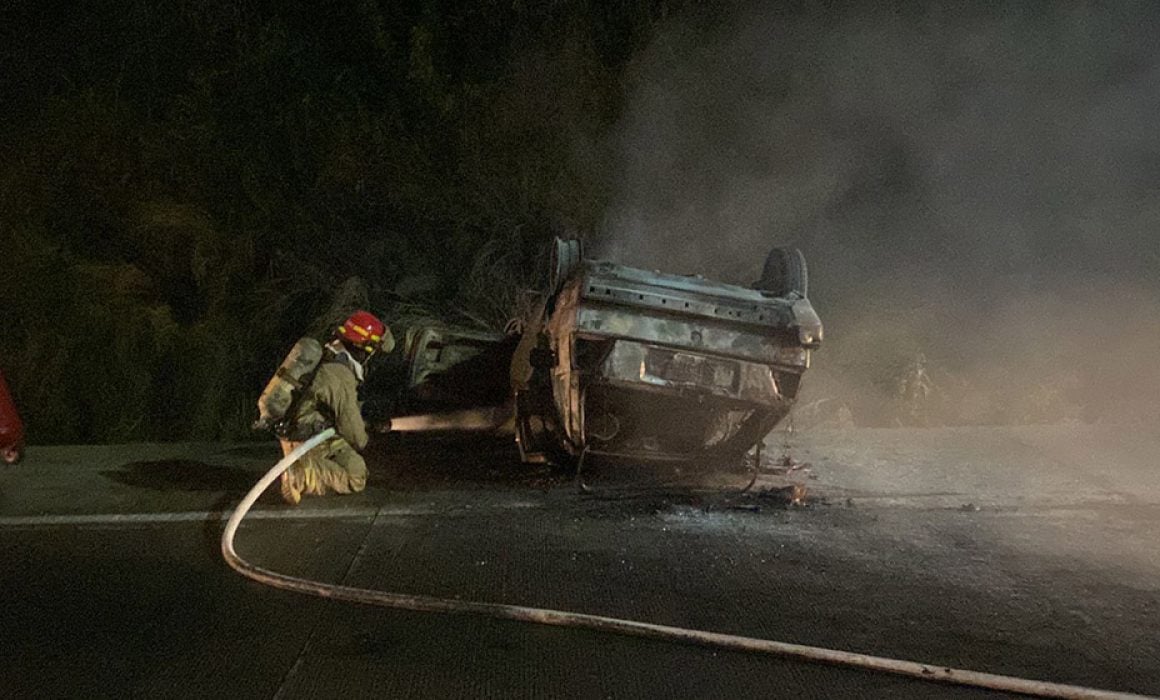 Vuelca carro y se incendia en Zihuatanejo