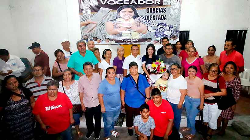 Diputada Yoloczin Domínguez recibe apoyo de voceadores en Acapulco