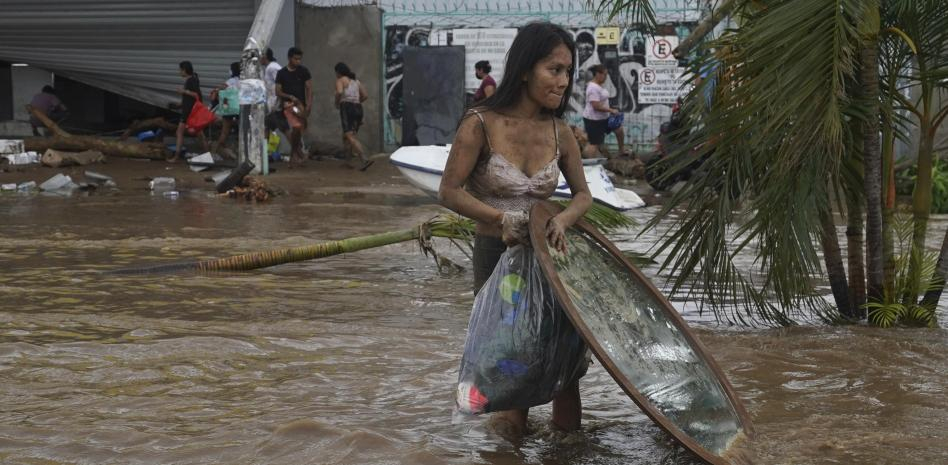 A marchas forzadas trabajos de limpieza y búsqueda de personas en Acapulco