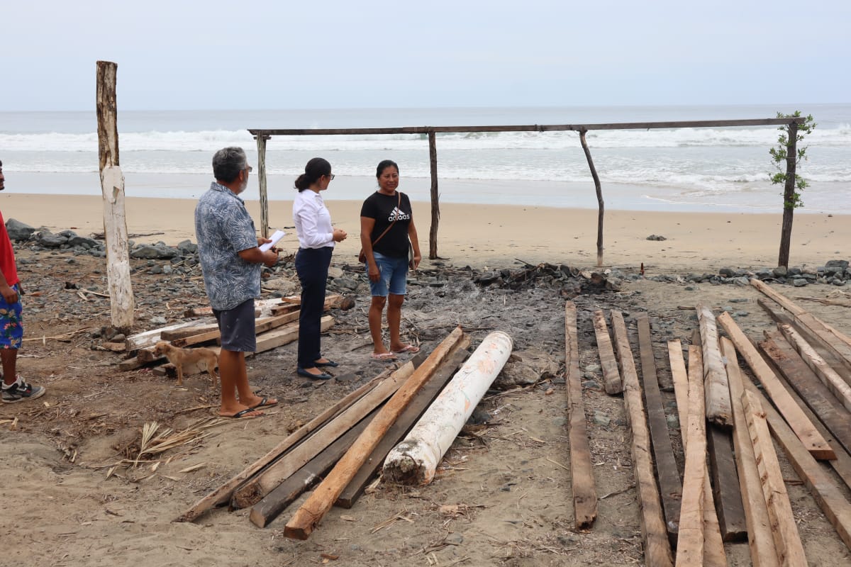 Hacen recorrido en Costa Grande para evaluar afectaciones de Max en restaurantes y palapas