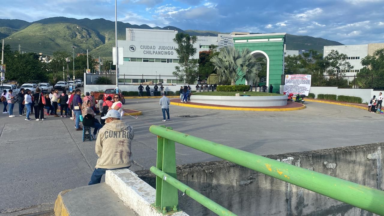 Trabajadores del Poder Judicial paran labores y realizan bloqueo en Chilpancingo