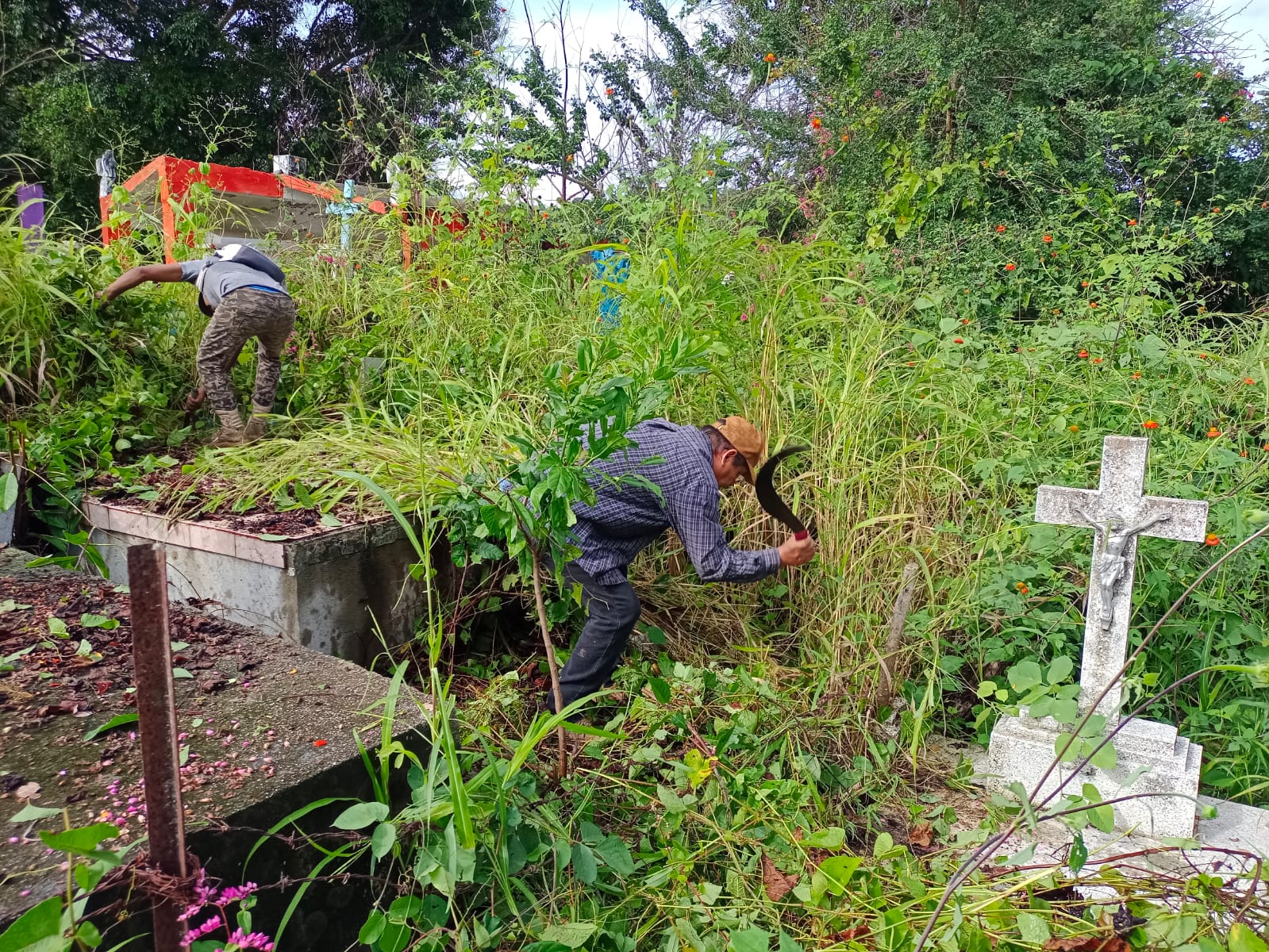 Día de Muertos: Preparan panteones de Acapulco  tras paso del huracán John