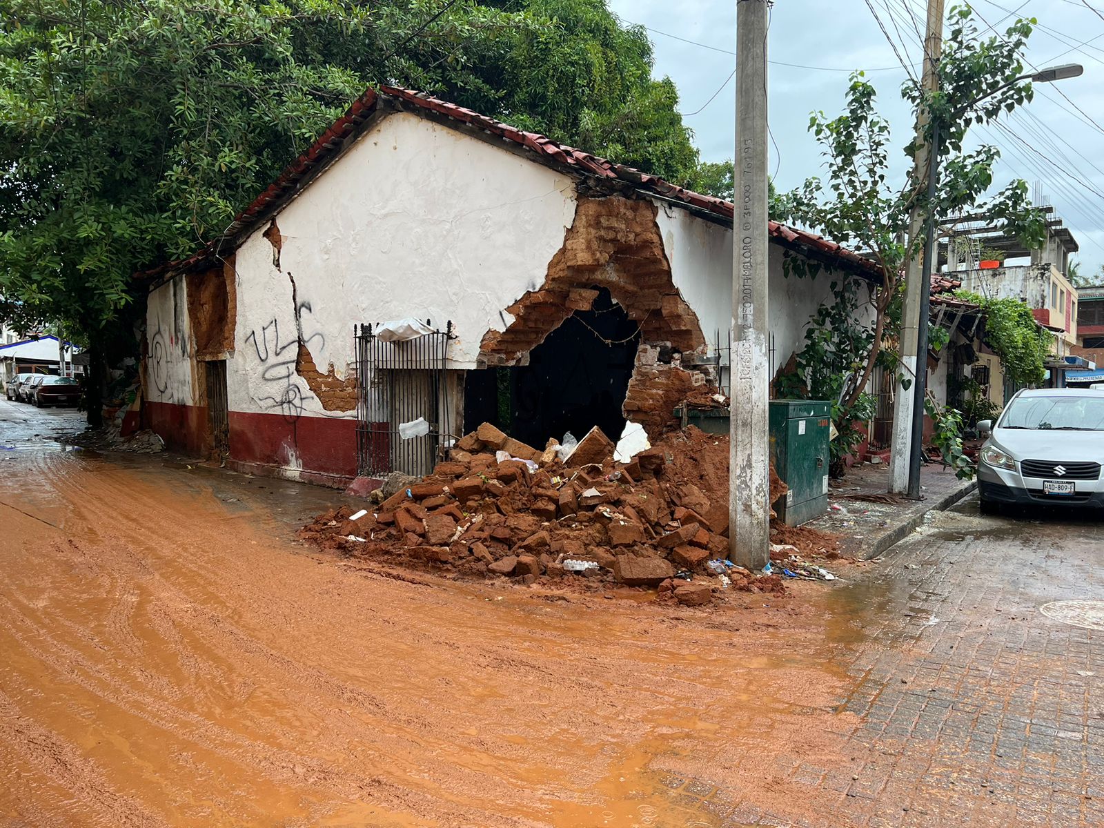 Lluvias por Max provocan derrumbe en la Casona de Juárez en Acapulco