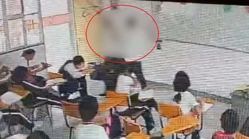 VIDEO: Estudiante de secundaria ataca con una navaja a su maestra en Coahuila