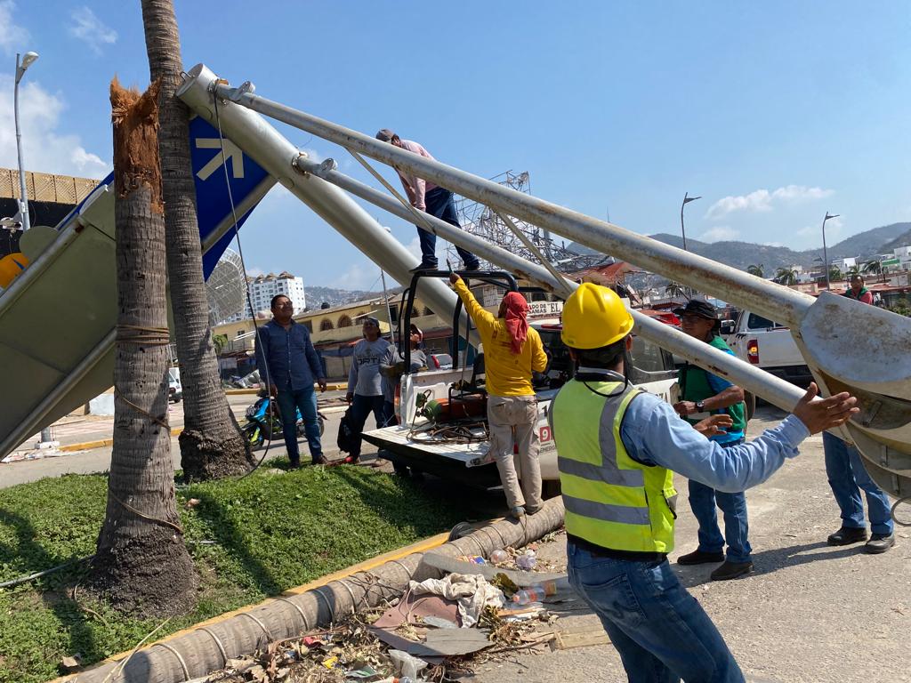 Despejan calles en Acapulco para ayudar a CFE