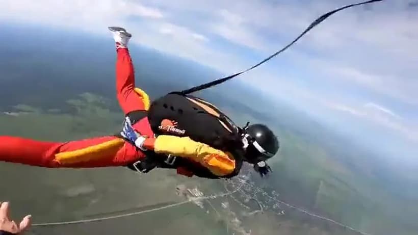 VIDEO: Mujer se lanza desde un avión y no logra abrir su paracaídas; instructor la rescató