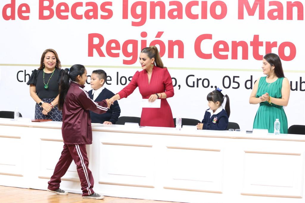 Evelyn Salgado entrega beca “Ignacio Manuel Altamirano”