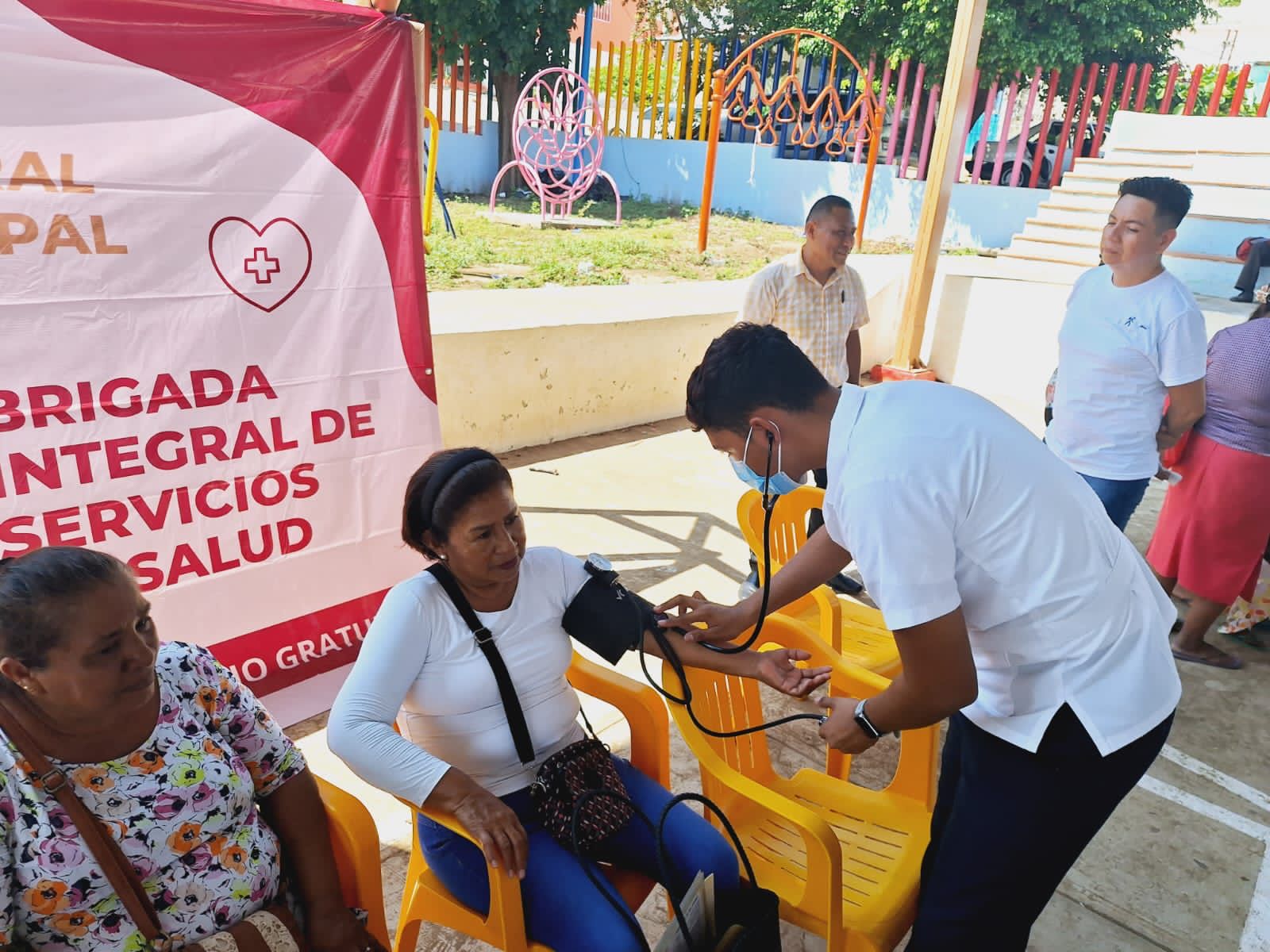 Colonia Llano Largo recibe atención médica gratuita