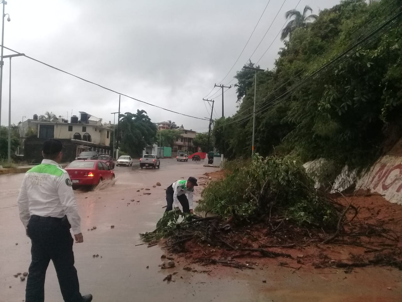 Gobierno de Acapulco atiende percances causados por “Max”