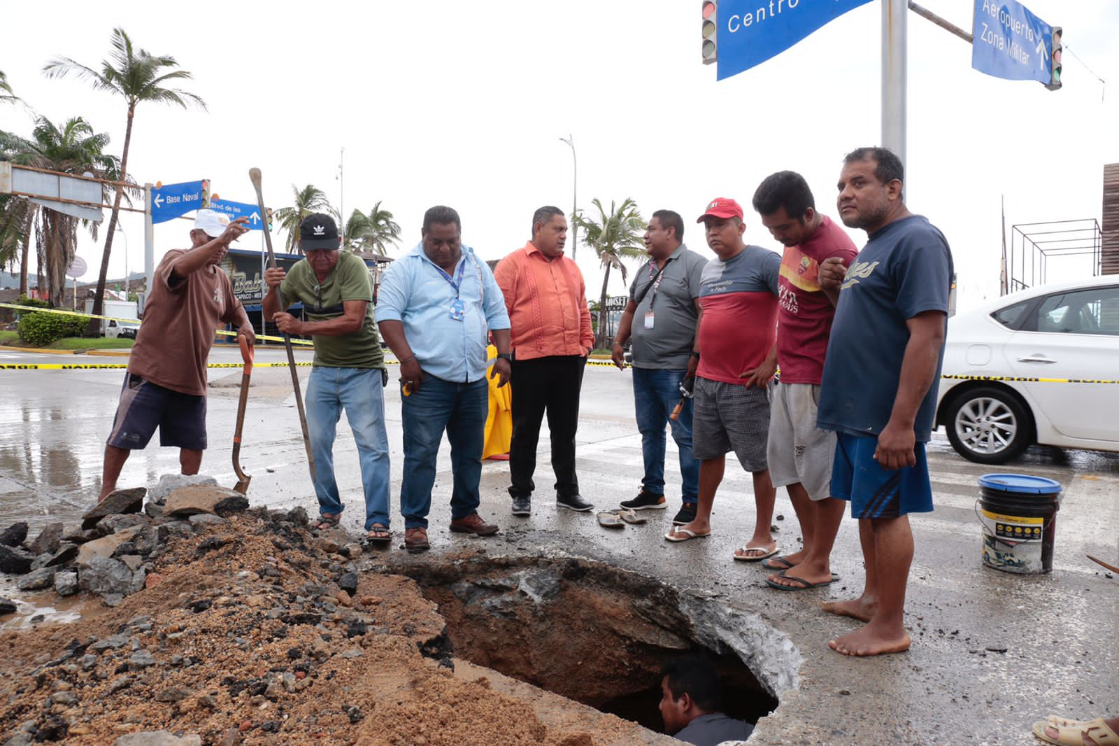 Reparan dos socavones y sustituyen tuberías en Acapulco