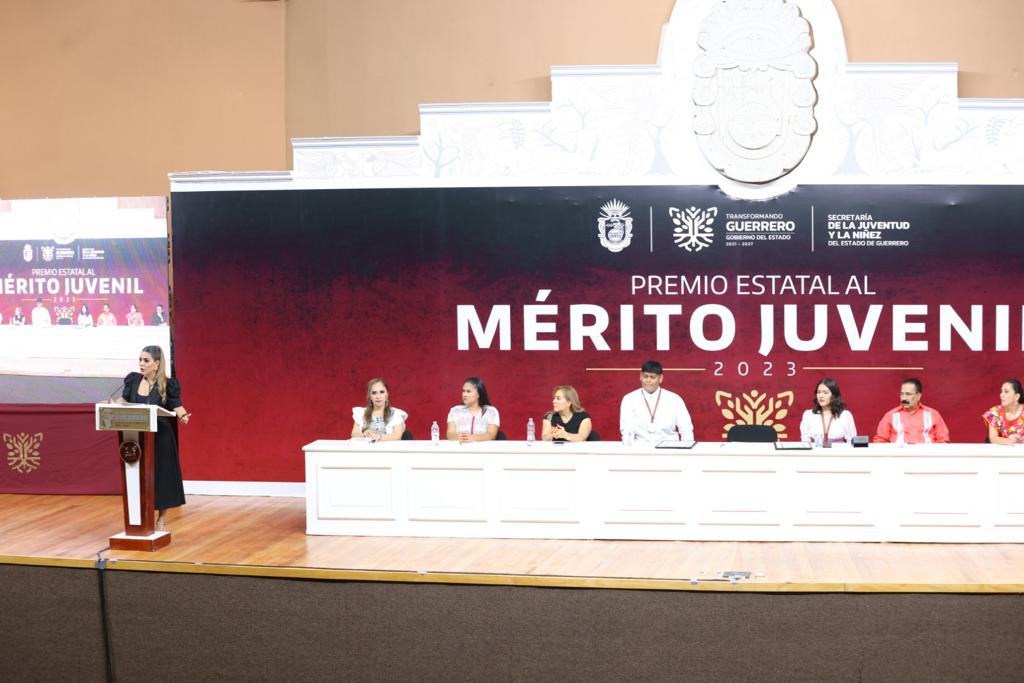 Evelyn Salgado entrega Premio Estatal al Mérito Juvenil