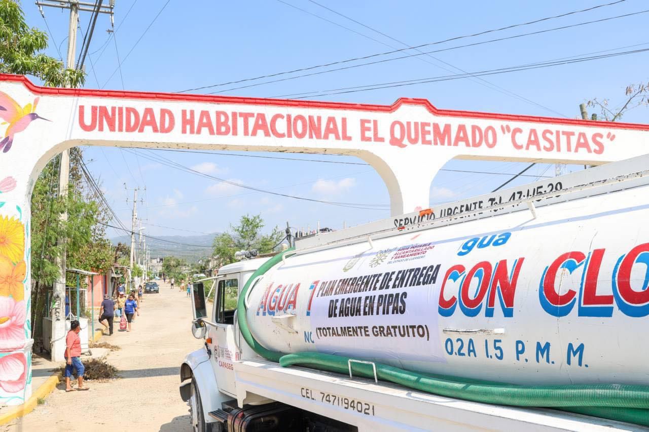 Llegan 21 pipas de agua potable a Acapulco