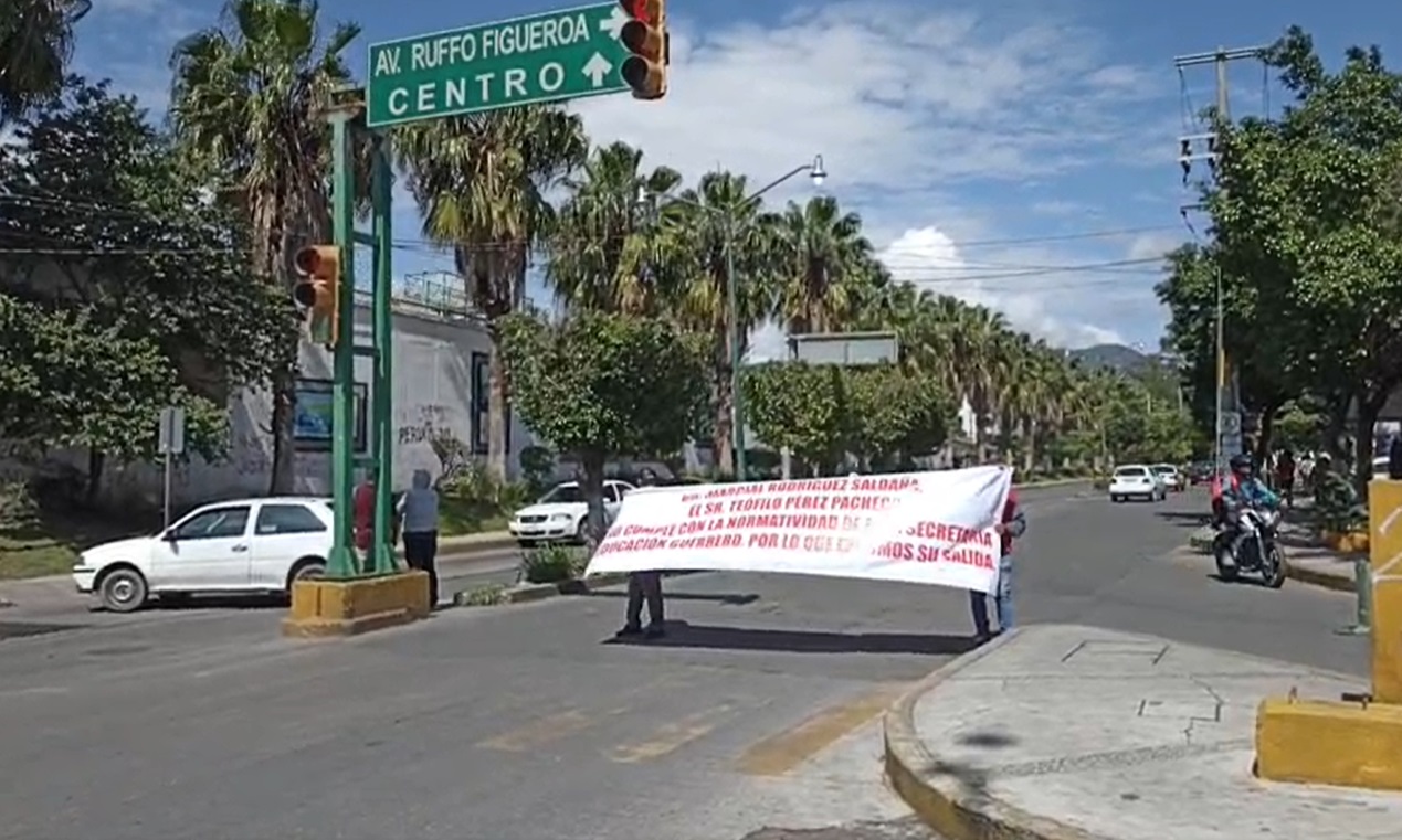 Con bloqueo en Chilpancingo exigen trabajadores de la SEG cese de un funcionario