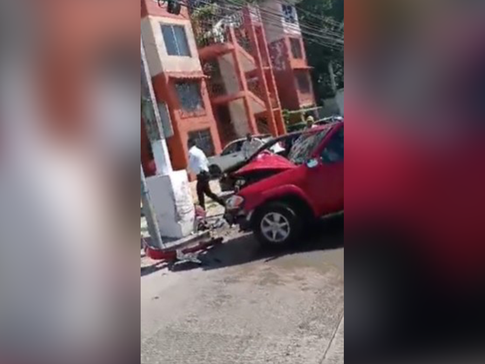 Accidente en Acapulco: Choca camioneta en Mozimba