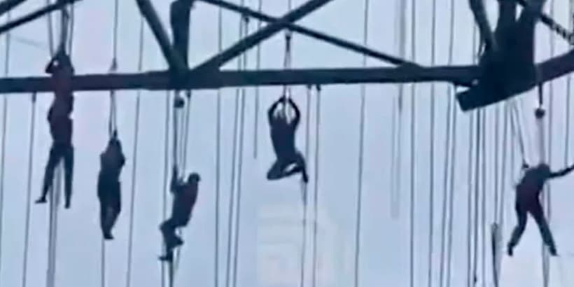 VIDEO: Colapsa andamio y deja a trabajadores suspendidos a más de 100 metros de altura