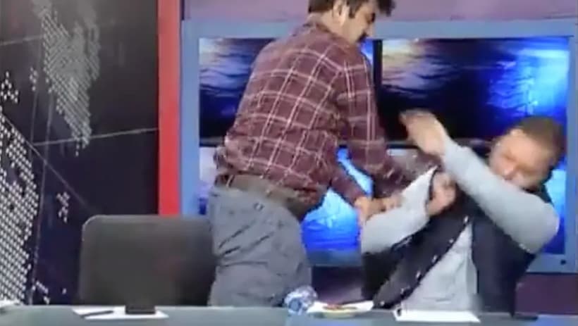 VIDEO: Pelean políticos de Pakistán en un programa de TV en vivo