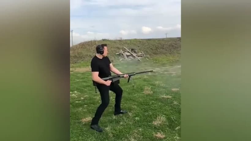 VIDEO: Viralizan una grabación de Elon Musk disparando un rifle Barrett 50