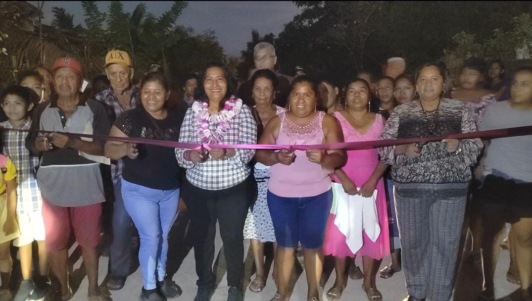 Abelina López inaugura obra de pavimentación en Laguna del Quemado