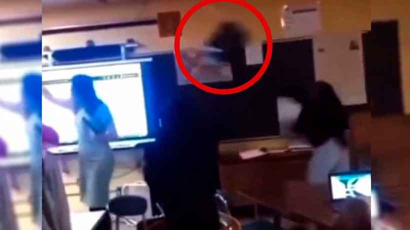 Video: Alumna noquea a maestra con una silla