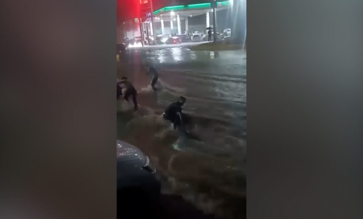 VIDEO: Corriente por lluvias arrastra a una mujer en Acapulco