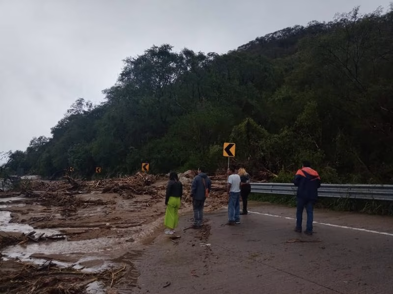 Autopista del Sol cierra en ambos sentidos por deslaves causados por Otis