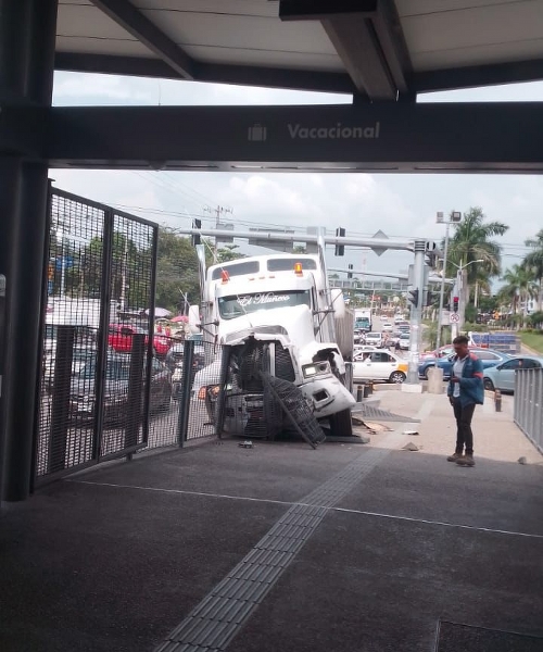 Tráiler impacta estación de Acabús en bulevar Vicente Guerrero