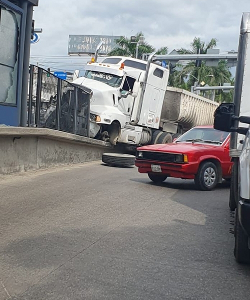 Tráiler impacta estación de Acabús en bulevar Vicente Guerrero