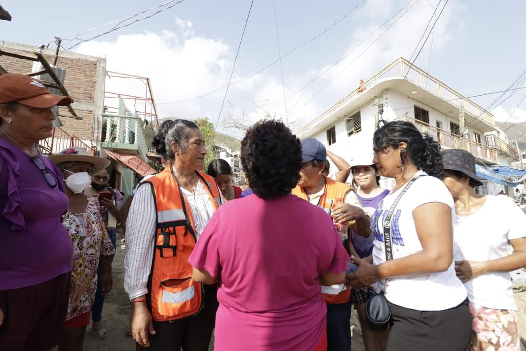 Recorre Abelina López colonias afectadas por el huracán Otis