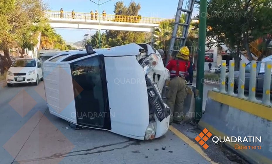 Vuelca camioneta en el bulevar Vicente Guerrero de Chilpancingo