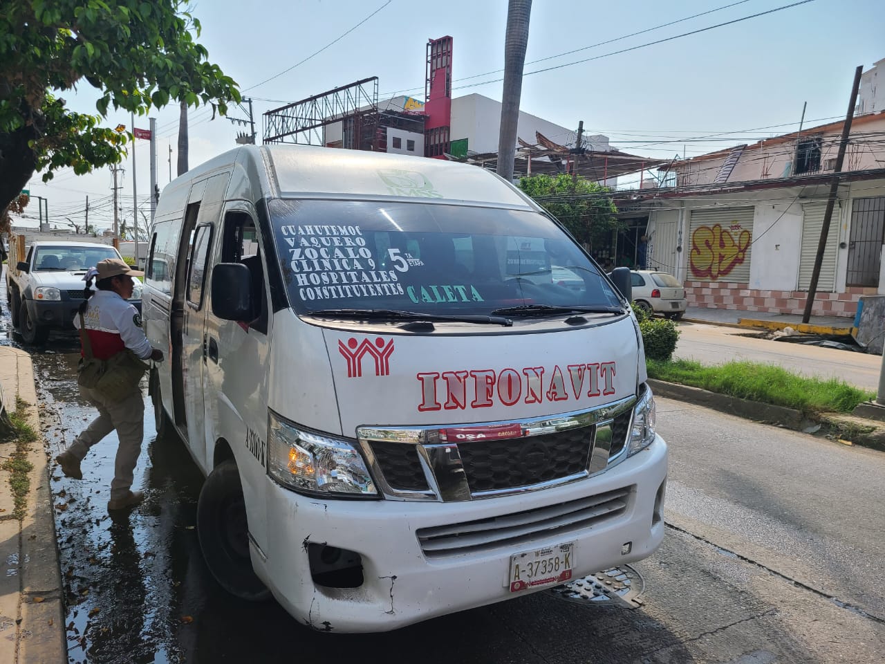 Choca urvan contra camioneta con víveres para damnificados por Otis en Acapulco