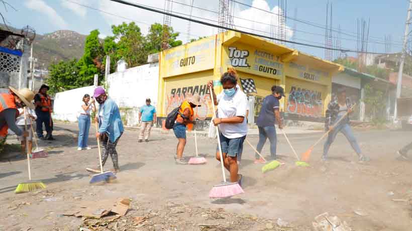 Atienden en Acapulco denuncias por escombros en vía pública
