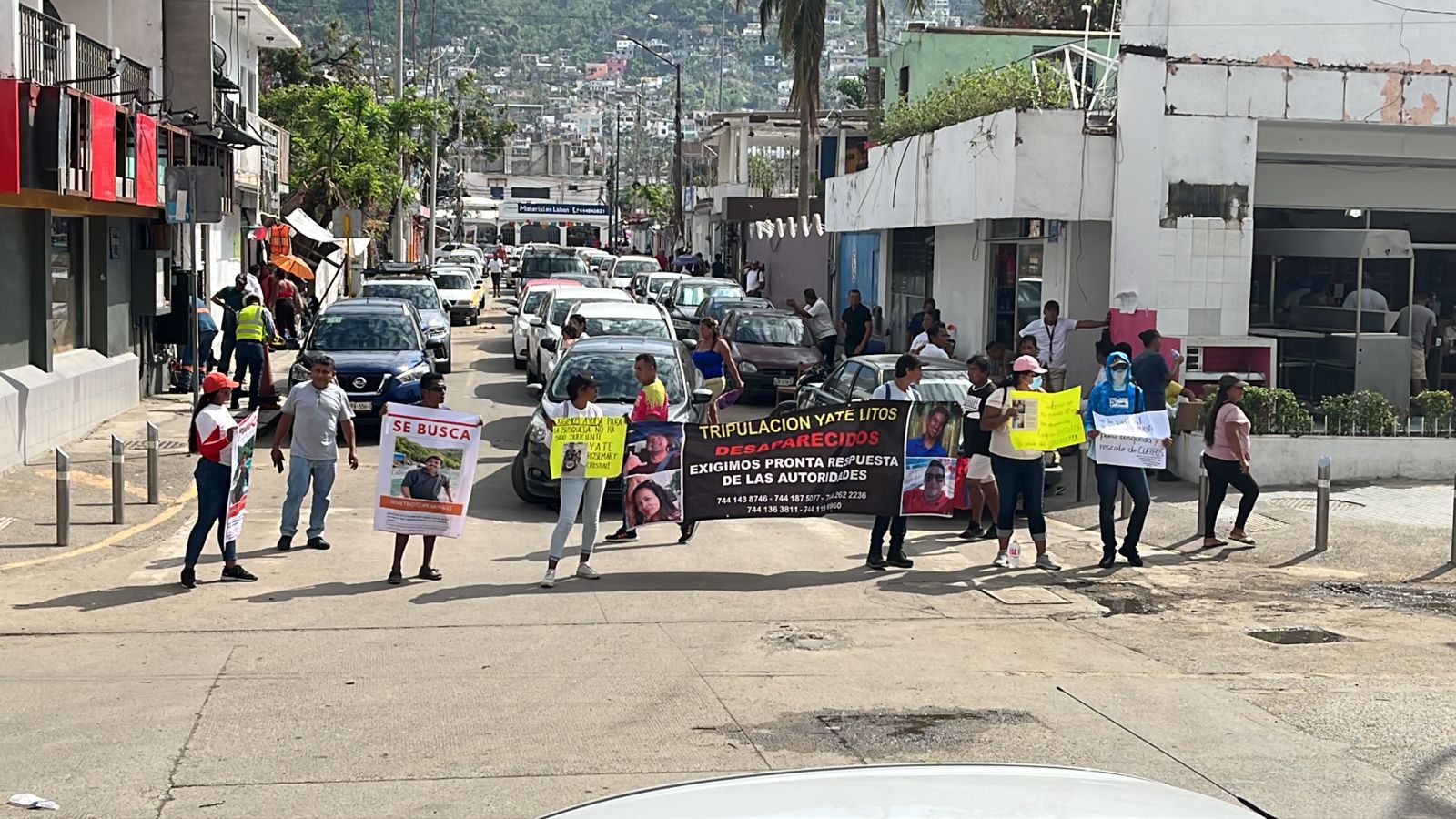 Bloquean familiares de marineros desaparecidos la Costera de Acapulco
