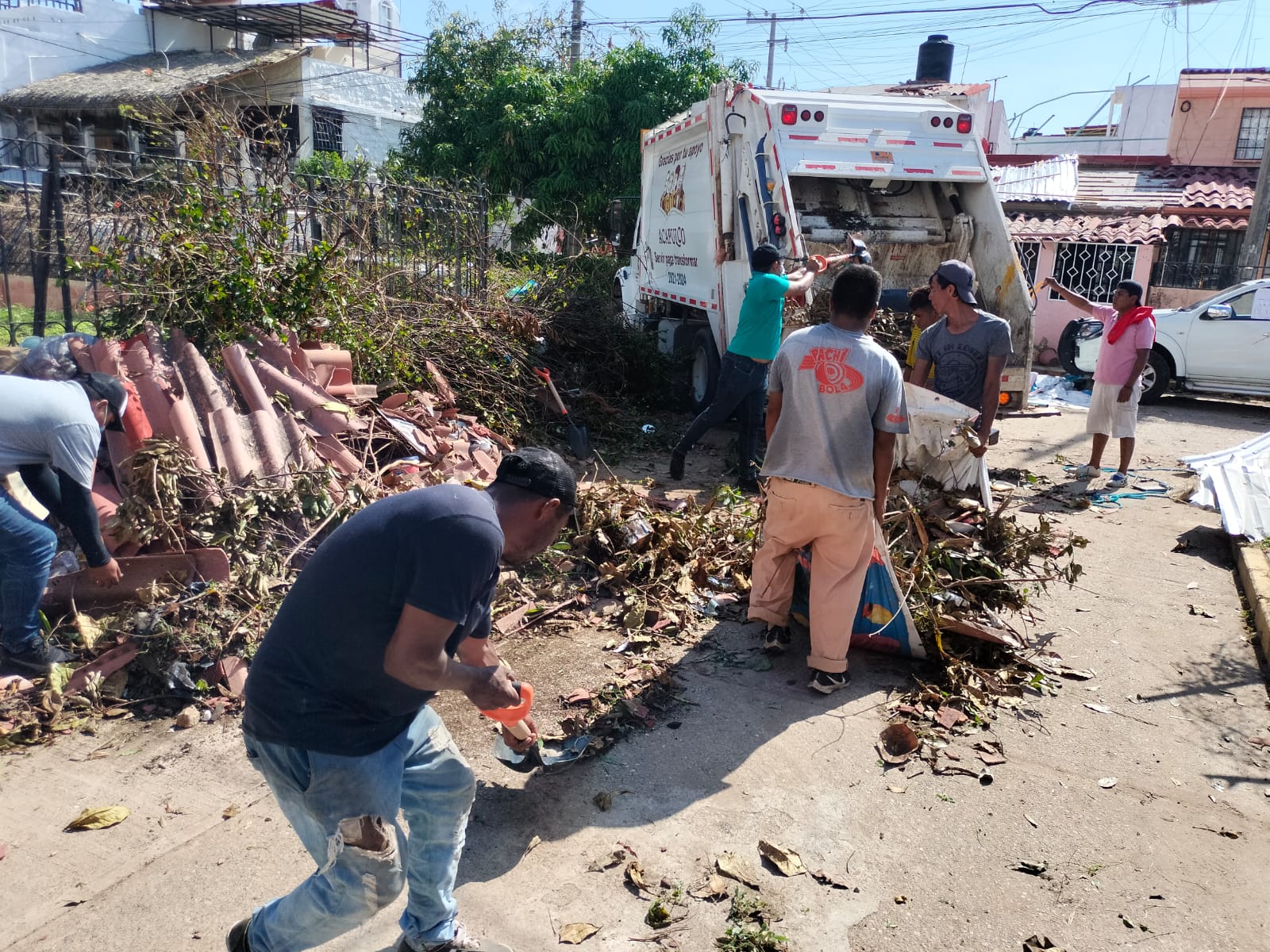 Atiende brigada de limpieza la Colosio de Acapulco