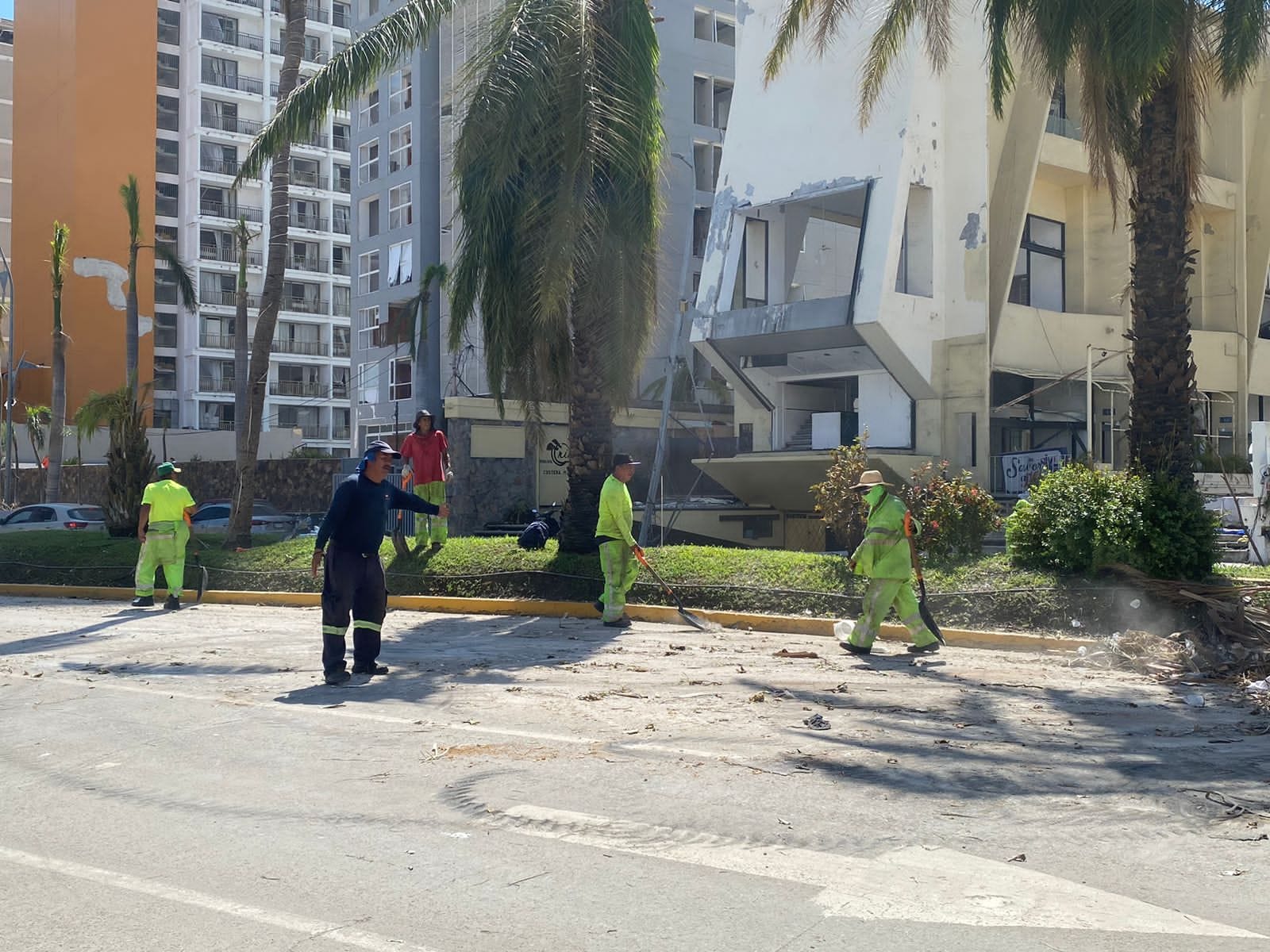 Protección Civil continúa trabajos de limpieza en Acapulco