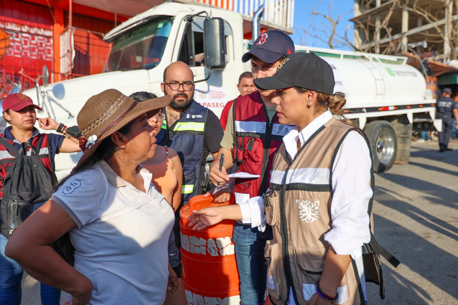 Lleva Evelyn Salgado agua, servicios médicos y enseres a Cumbres de Llano Largo