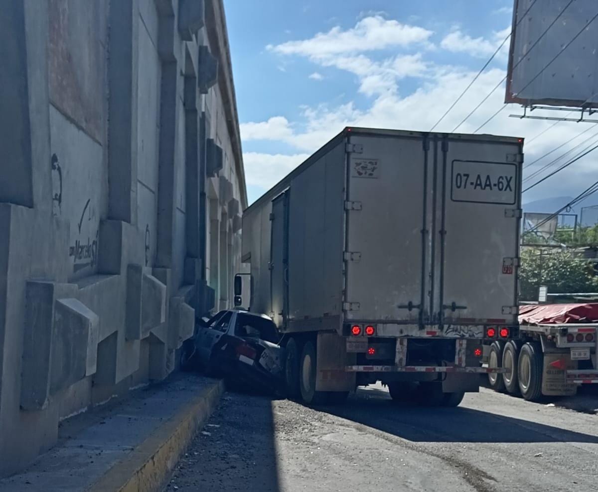 Fuerte accidente: Camión de carga aplasta taxi en Chilpancingo