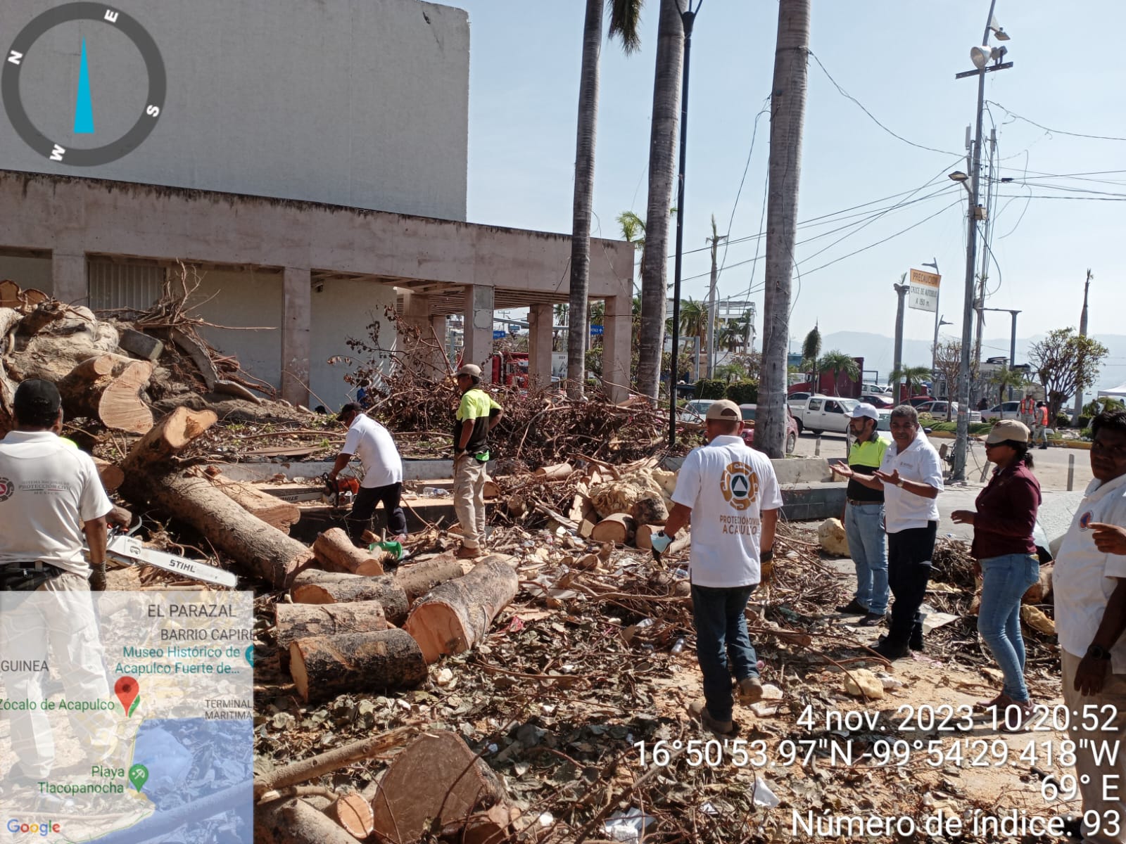 Realizan limpieza en el Zócalo de Acapulco tras huracán Otis