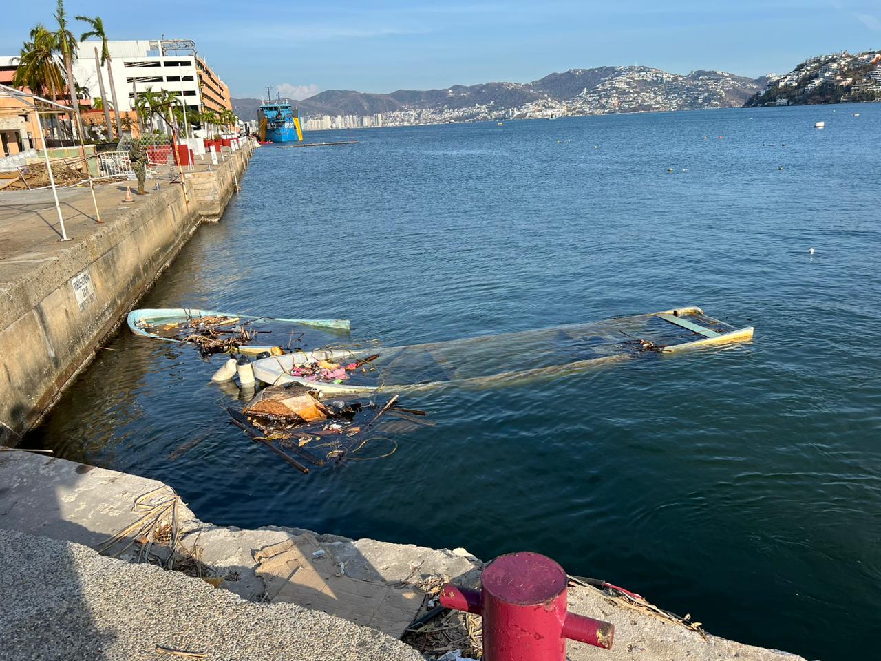 Iniciativa privada busca rescatar embarcaciones hundidas en Acapulco