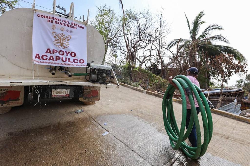 Insumos de primera necesidad son entregados en colonia de Acapulco