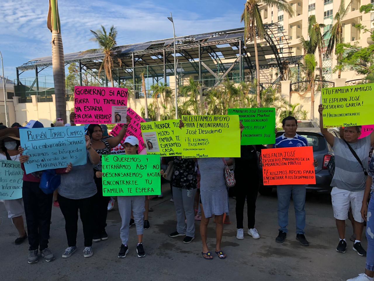 Protestan en la Base Naval familiares de marineros desaparecidos por Otis