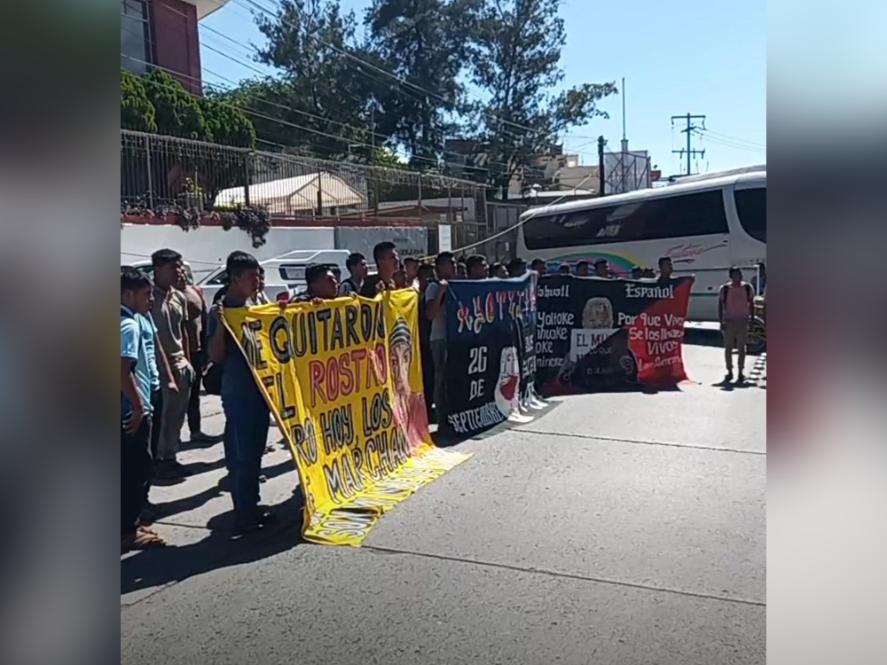 Protestan normalistas en Chilpancingo; exigen presentación con vida de los 43