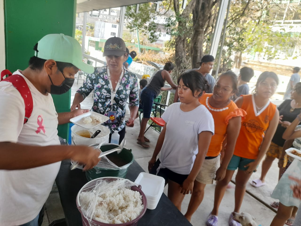 Entrega Gobierno de Acapulco más de 400 raciones diarias de comida en albergues