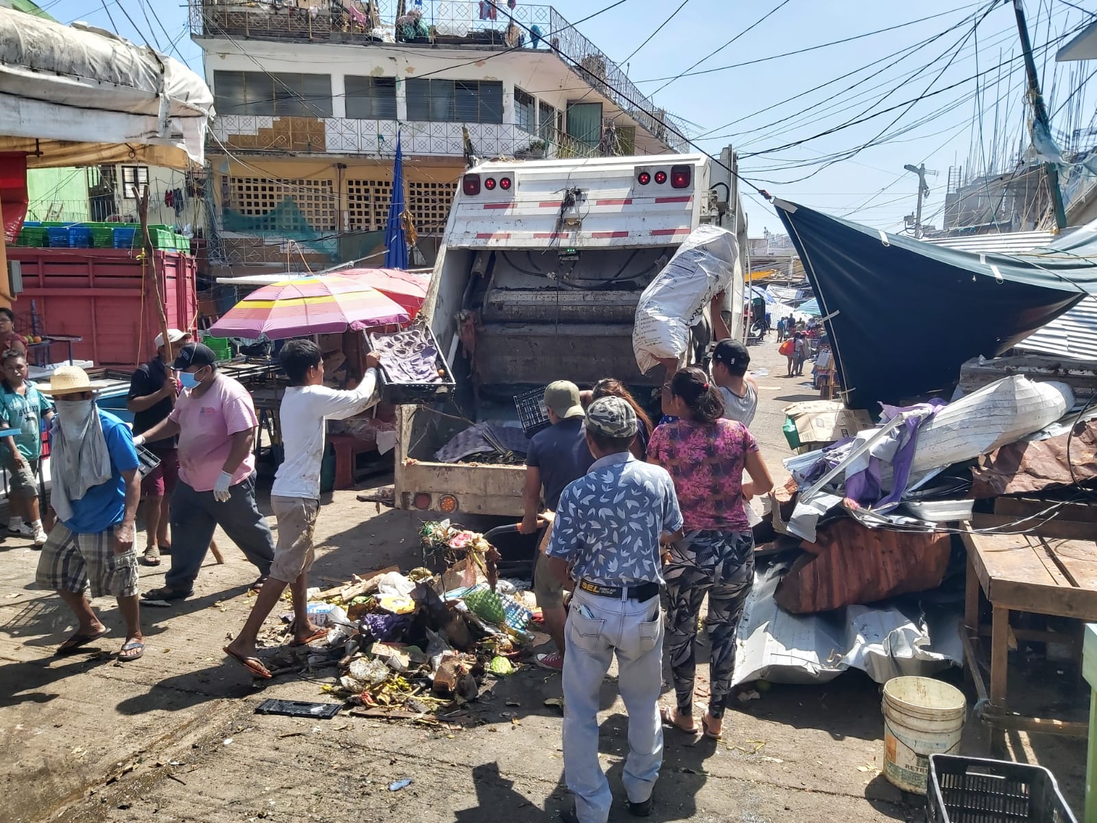 Recolectan con 11 camiones residuos sólidos del Mercado Central de Acapulco