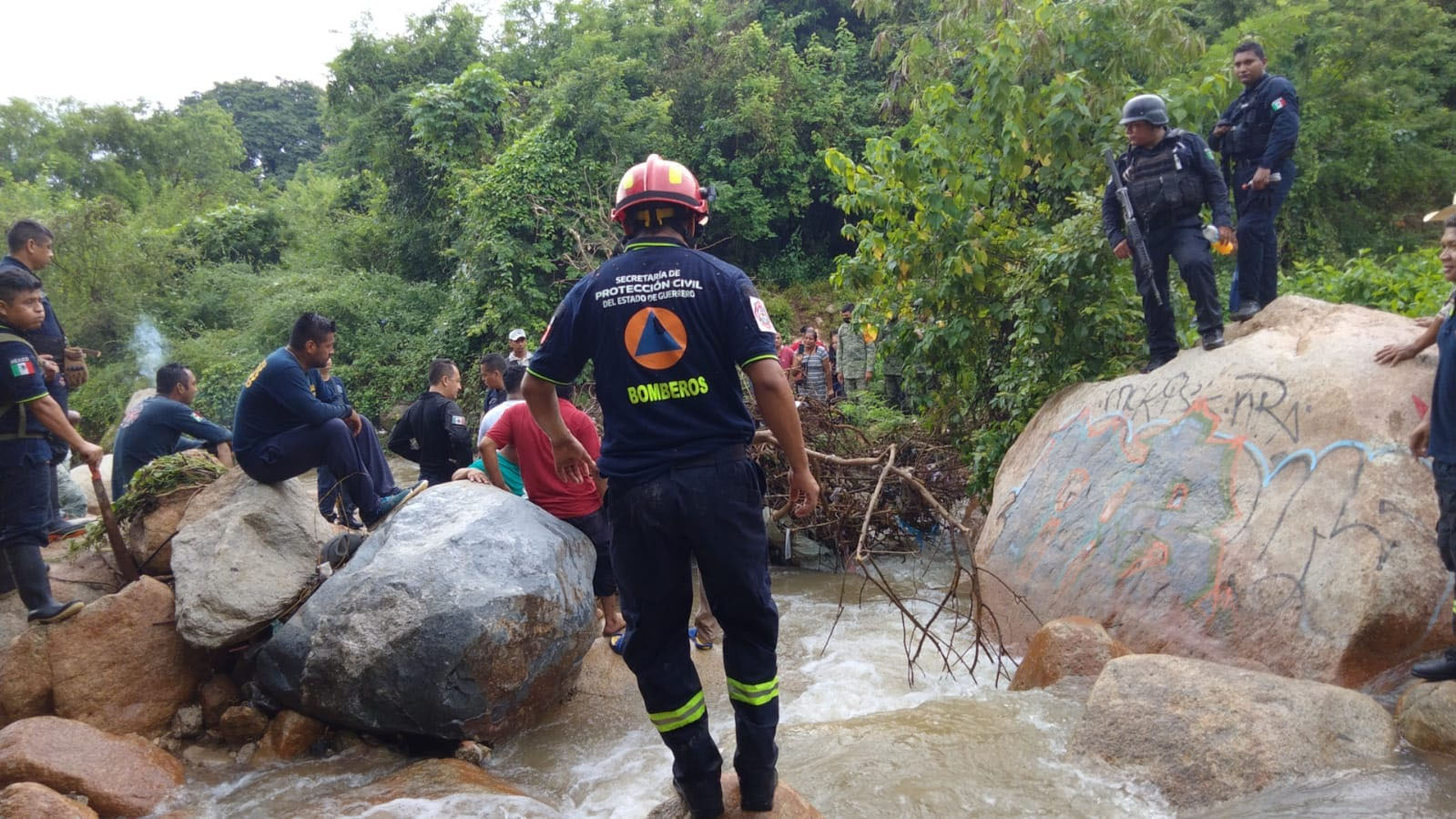 Protección Civil encuentra persona con vida en labores de rescate