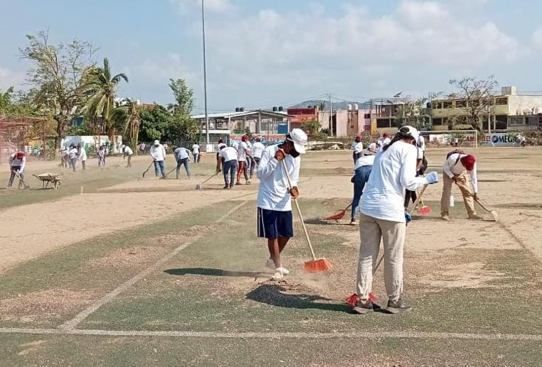 Limpian y reforestan calles de Acapulco