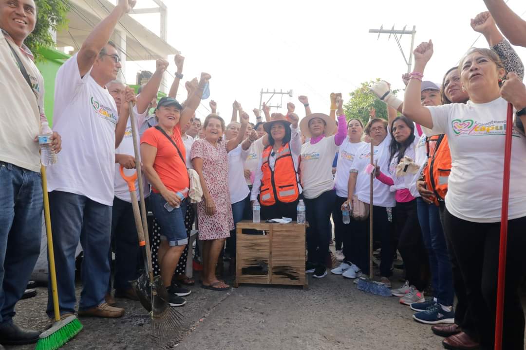 Lleva Abelina López brigada de limpieza a la colonia Juan R. Escudero de Acapulco