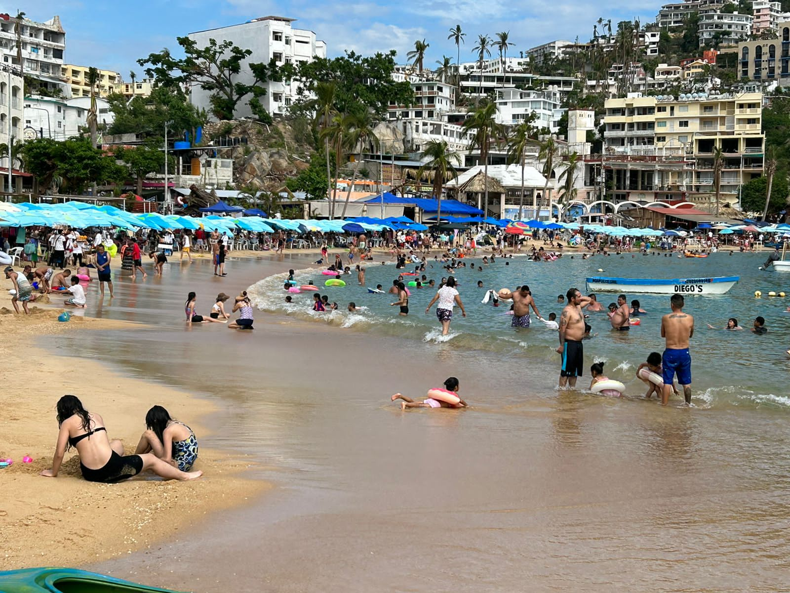 Celebran turistas que “Acapulco está de pie” tras huracán Otis