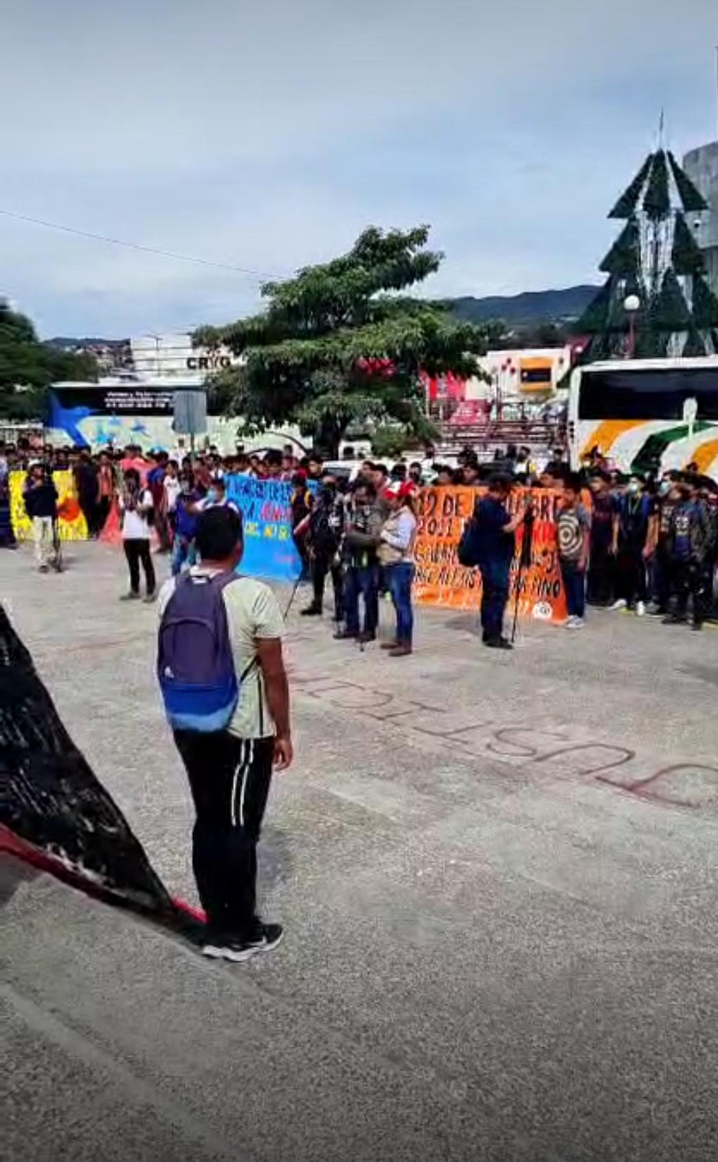 Normalistas de Ayotzinapa protestan en  oficinas de Poder Ejecutivo